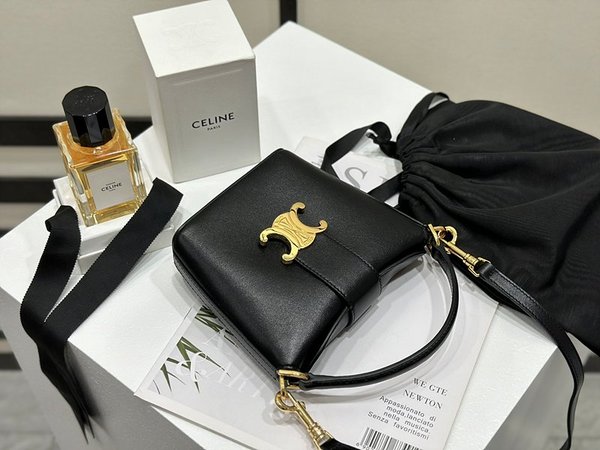 셀린느 미니 트리옹프 버킷백 샤이니 카프스킨 블랙 [매장가 350만원대]