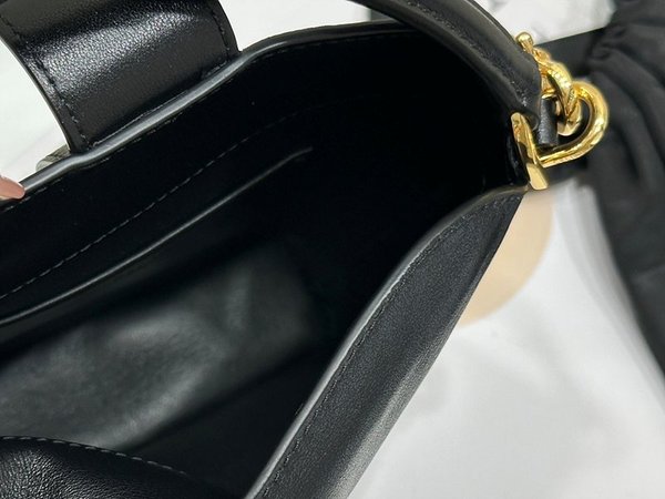 셀린느 미니 트리옹프 버킷백 샤이니 카프스킨 블랙 [매장가 350만원대]