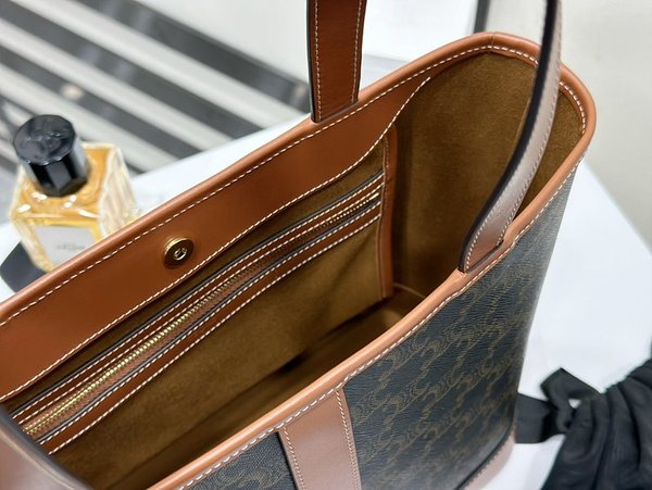 셀린느 스몰 카바스백 트리옹프 캔버스 & 카프스킨 탠 [매장가 250만원대]