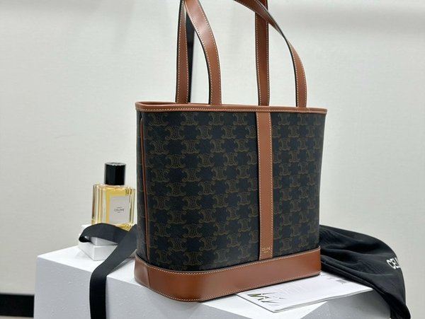 셀린느 스몰 카바스백 트리옹프 캔버스 & 카프스킨 탠 [매장가 250만원대]