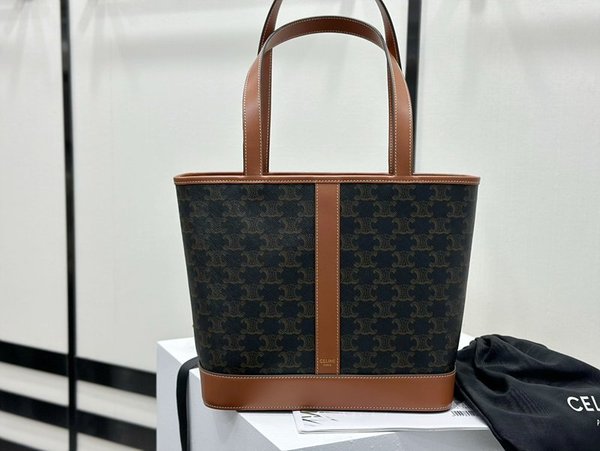 셀린느 스몰 카바스백 트리옹프 캔버스 & 카프스킨 탠 [매장가 250만원대]