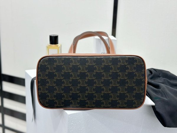 셀린느 스몰 카바스백 트리옹프 캔버스 & 카프스킨 탠 [매장가 250만원대]