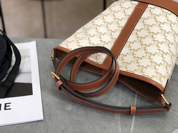 53. 셀린느 스몰 버킷백 트리옹프 캔버스 & 카프스킨 화이트 [매장가 240만원대]