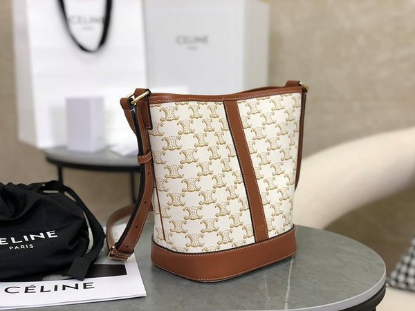 53. 셀린느 스몰 버킷백 트리옹프 캔버스 & 카프스킨 화이트 [매장가 240만원대]