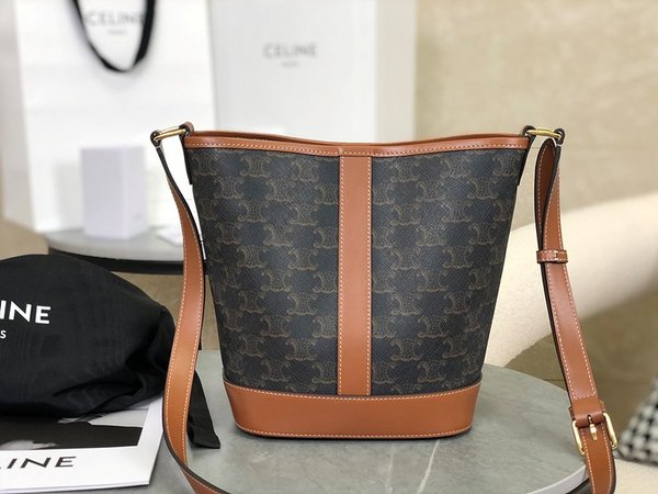 셀린느 스몰 버킷백 트리옹프 캔버스 & 카프스킨 탠 [매장가 240만원대]