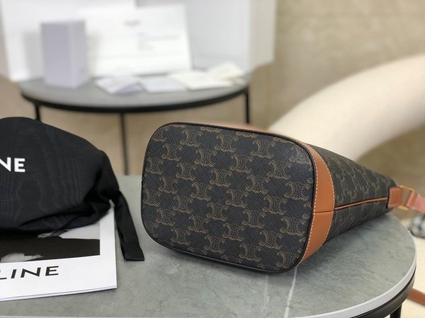 셀린느 스몰 버킷백 트리옹프 캔버스 & 카프스킨 탠 [매장가 240만원대]