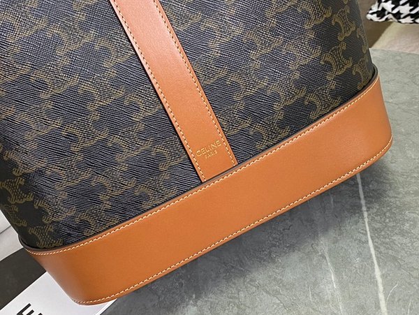 셀린느 미디엄 버킷백 트리옹프 캔버스 & 카프스킨 탠 [매장가 255만원대]