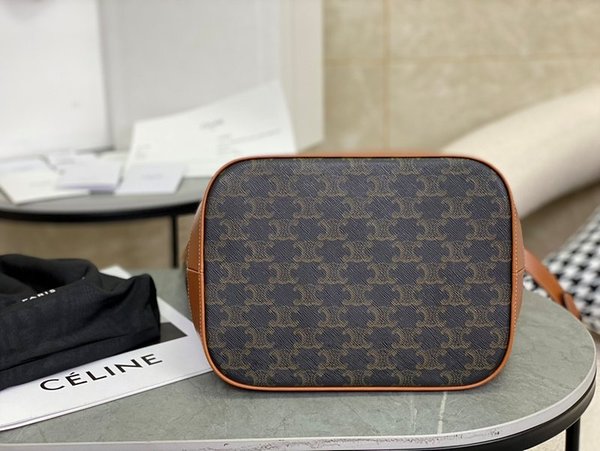 셀린느 미디엄 버킷백 트리옹프 캔버스 & 카프스킨 탠 [매장가 255만원대]