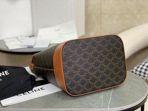 셀린느 미디엄 버킷백 트리옹프 캔버스 & 카프스킨 탠 [매장가 255만원대]