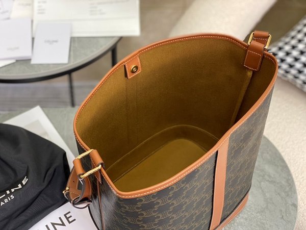 셀린느 미디엄 버킷백 트리옹프 캔버스 & 카프스킨 탠 [매장가 255만원대]