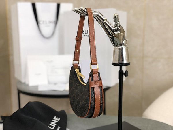 셀린느 미니 아바백 트리옹프 캔버스 & 카프스킨 탠 [매장가 150만원대]