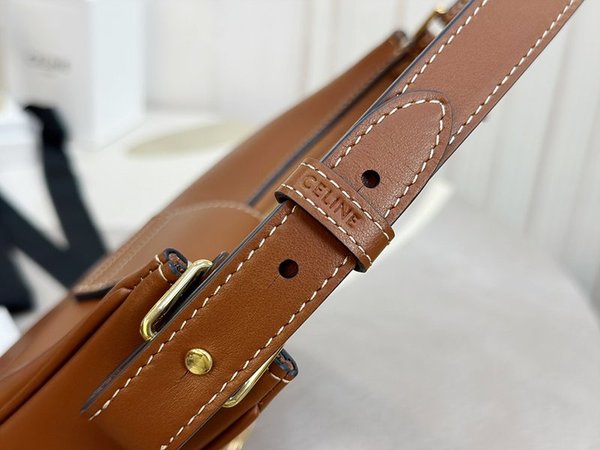 셀린느 미디엄 트리옹프 아바백 부드러운 카프스킨 탠 [매장가 370만원대]