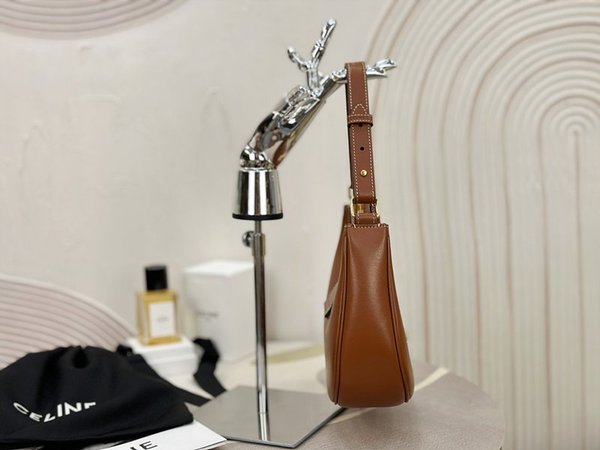 셀린느 미디엄 트리옹프 아바백 부드러운 카프스킨 탠 [매장가 370만원대]