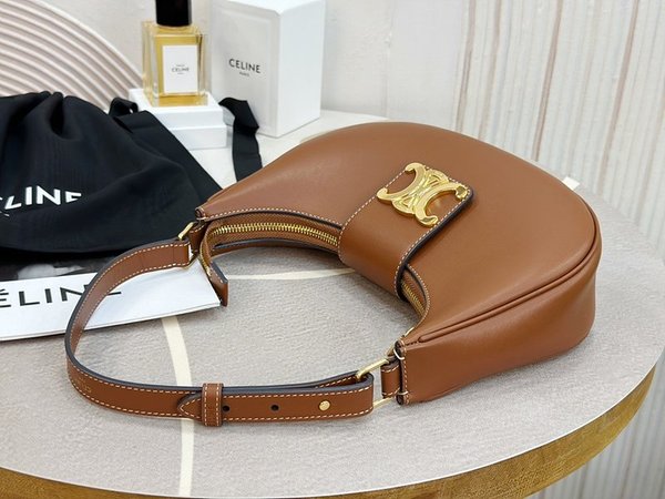 셀린느 미디엄 트리옹프 아바백 부드러운 카프스킨 탠 [매장가 370만원대]