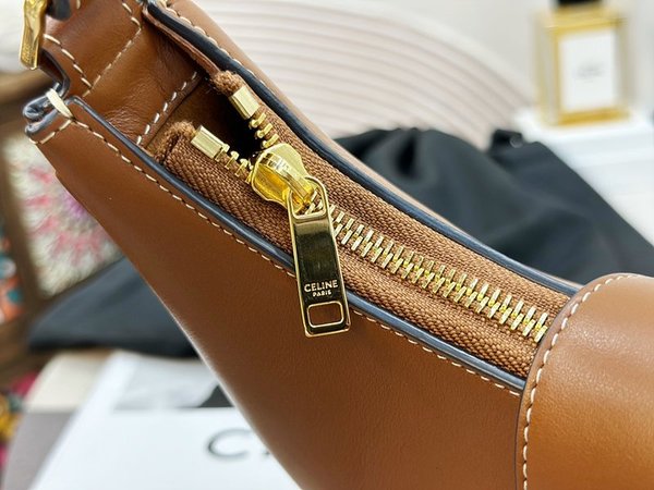 셀린느 미디엄 트리옹프 아바백 부드러운 카프스킨 탠 [매장가 370만원대]