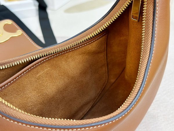 셀린느 미디엄 트리옹프 아바백 부드러운 카프스킨 탠 [매장가 370만원대]