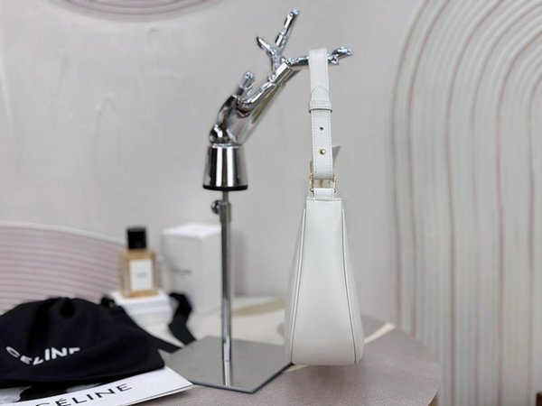 셀린느 미디엄 트리옹프 아바백 부드러운 카프스킨 라이스 [매장가 370만원대]