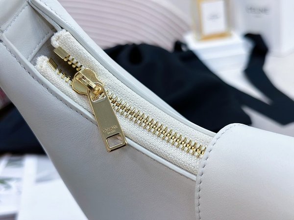 셀린느 미디엄 트리옹프 아바백 부드러운 카프스킨 라이스 [매장가 370만원대]