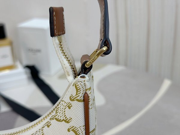 셀린느 미디엄 트리옹프 아바백 캔버스 & 카프스킨 화이트 [매장가 330만원대]