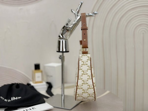 셀린느 미디엄 트리옹프 아바백 캔버스 & 카프스킨 화이트 [매장가 330만원대]