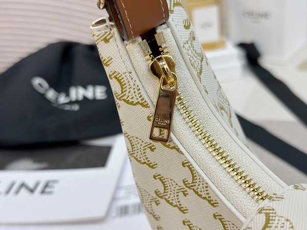 셀린느 미디엄 트리옹프 아바백 캔버스 & 카프스킨 화이트 [매장가 330만원대]