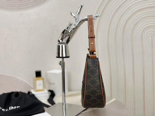 셀린느 미디엄 트리옹프 아바백 캔버스 & 카프스킨 탠 [매장가 330만원대]