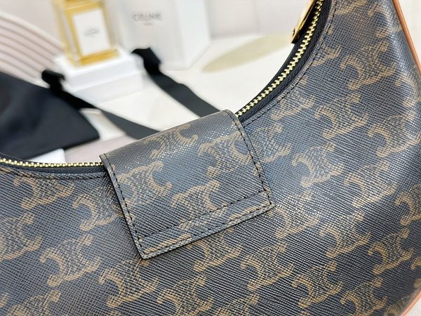 셀린느 미디엄 트리옹프 아바백 캔버스 & 카프스킨 탠 [매장가 330만원대]