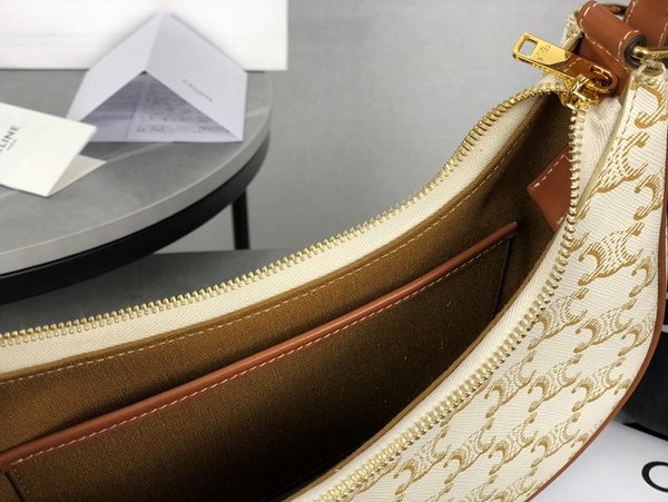 셀린느 아바백 트리옹프 캔버스 & 카프스킨 화이트 [매장가 240만원대]