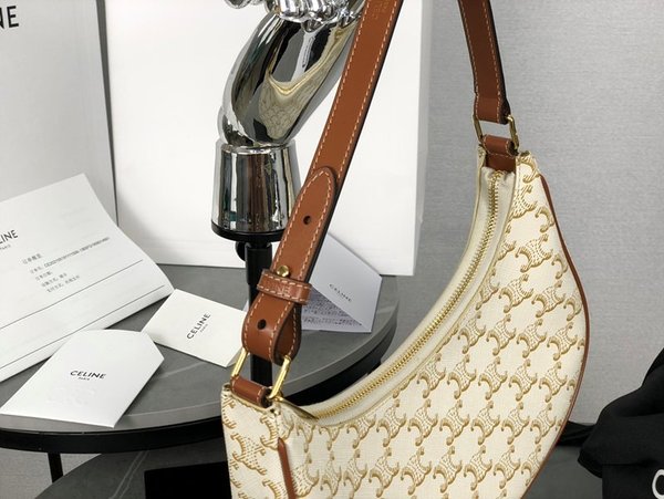 셀린느 아바백 트리옹프 캔버스 & 카프스킨 화이트 [매장가 240만원대]