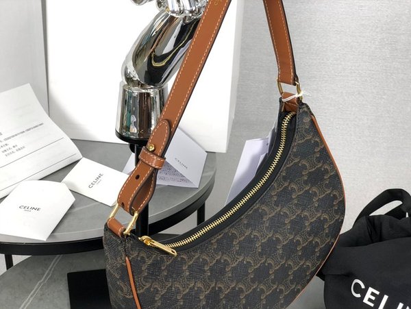 셀린느 아바백 트리옹프 캔버스 & 카프스킨 텐 [매장가 240만원대]