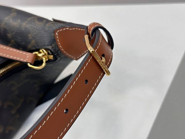 셀린느 틴 룰루 트리옹프 캔버스 & 카프스킨 [매장가 250만원대]