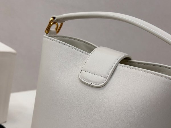 셀린느 미니 루이즈 버킷백 부드러운 카프스킨 화이트 [매장가 350만원대]