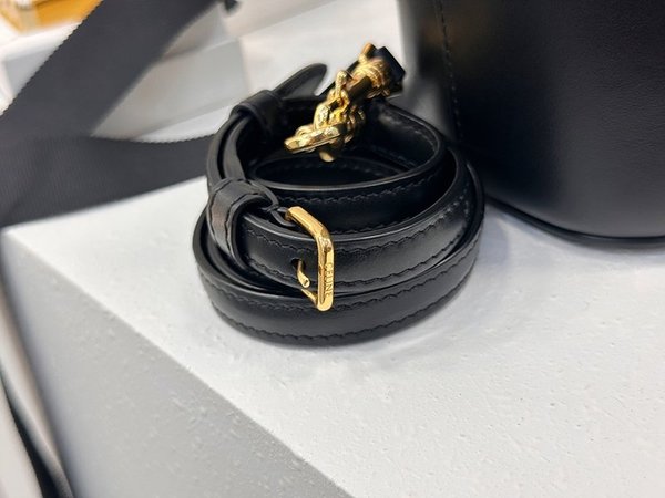 셀린느 미니 루이즈 버킷백 부드러운 카프스킨 블랙 [매장가 350만원대]