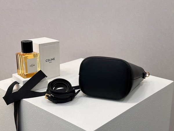 셀린느 미니 루이즈 버킷백 부드러운 카프스킨 블랙 [매장가 350만원대]