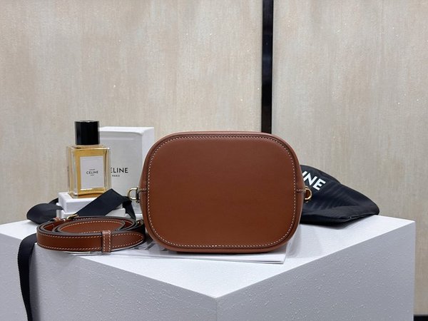 셀린느 스몰 루이즈 버킷백 부드러운 카프스킨 탠 [매장가 390만원대]