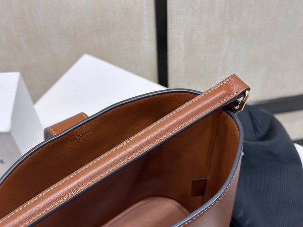 셀린느 스몰 루이즈 버킷백 부드러운 카프스킨 탠 [매장가 390만원대]