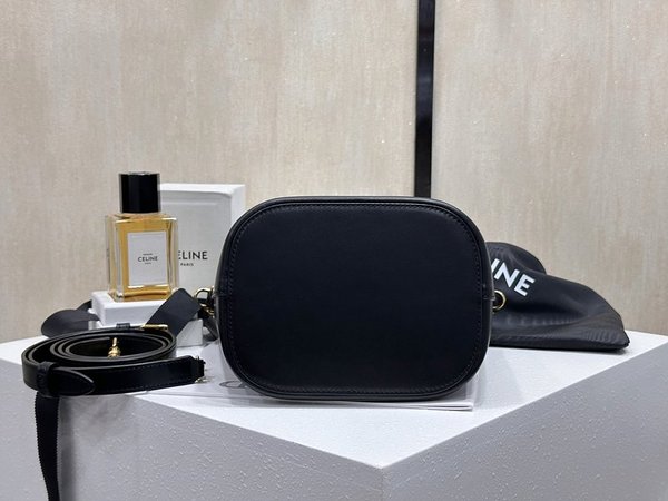 셀린느 스몰 루이즈 버킷백 부드러운 카프스킨 블랙 [매장가 390만원대]