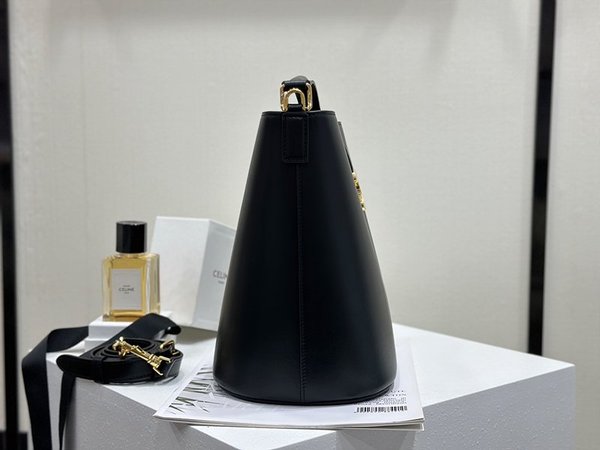 셀린느 미디엄 루이즈 버킷백 부드러운 카프스킨 블랙 [매장가 460만원대]