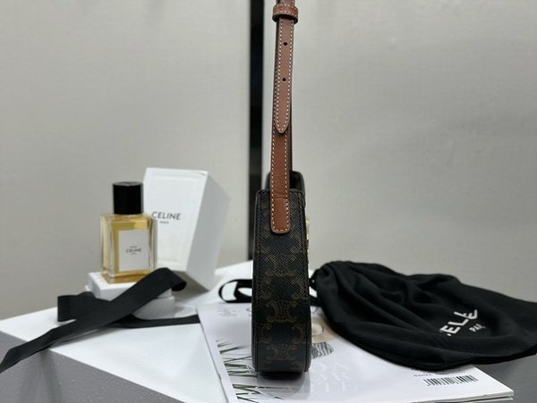 셀린느 미디엄 틸리백 트리오페 캐넙스 & 카프스킨 [매장가 350만원대]