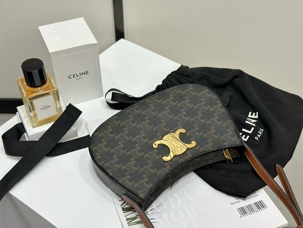 셀린느 미디엄 틸리백 트리오페 캐넙스 & 카프스킨 [매장가 350만원대]