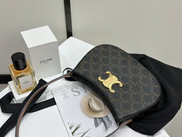 셀린느 미디엄 틸리백 트리오페 캐넙스 & 카프스킨 [매장가 350만원대]