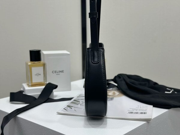 셀린느 미디엄 틸리백 샤이니 카프스킨 블랙  [매장가 350만원대]