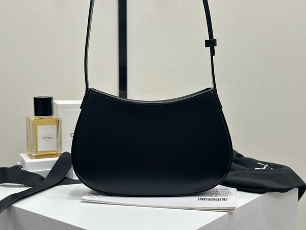 셀린느 미디엄 틸리백 샤이니 카프스킨 블랙  [매장가 350만원대]