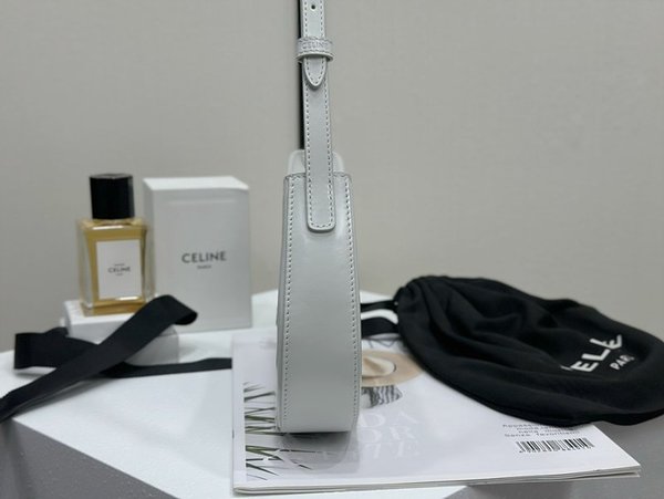 셀린느 미디엄 틸리백 샤이니 카프스킨 라이스  [매장가 350만원대]