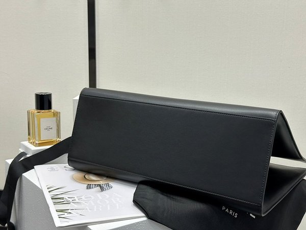 셀린느 카바스 16 숄더백 부드러운 카프스킨 블랙 [매장가 400만원대]