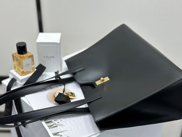 셀린느 카바스 16 숄더백 부드러운 카프스킨 블랙 [매장가 400만원대]