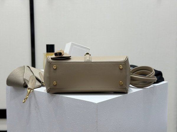 셀린느 스몰 16 백 새틴 카프스킨 모던 토프 [매장가 590만원대]