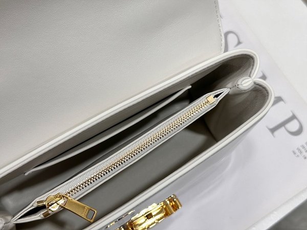 셀린느 틴 니노백 페이던트 카프스킨 화이트 [매장가 460만원대]