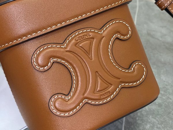 셀린느 트리오페 퀴르 스몰 박스백 부드러운 카프스킨 탠 [매장가 190만원대]