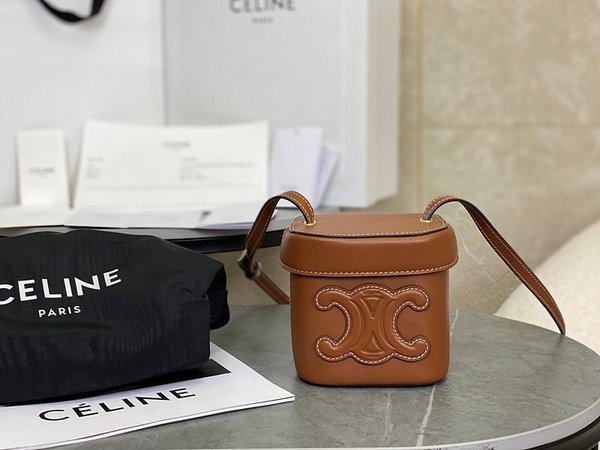 셀린느 트리오페 퀴르 스몰 박스백 부드러운 카프스킨 탠 [매장가 190만원대]